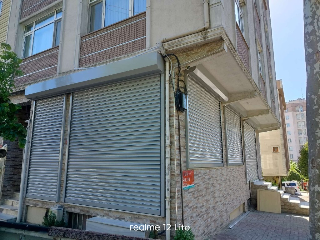 Köşe binada gri metal otomatik kepenk montajı, Mert Kepenk