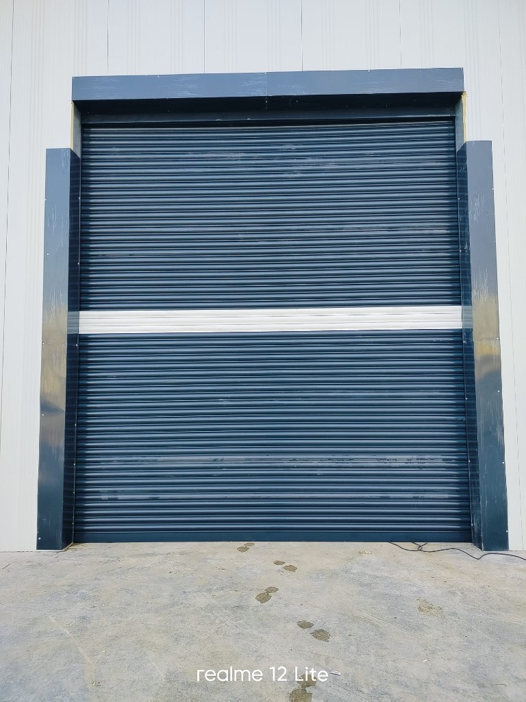 Lacivert otomatik kepenk beyaz şerit detaylı sanayi uygulaması