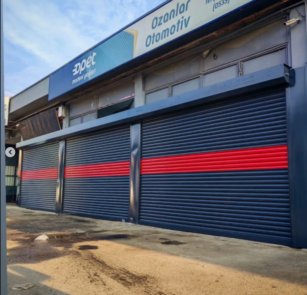 Mert Kepenk ticari otomotiv servisi üçlü lacivert kepenk kırmızı şerit cephe montajı