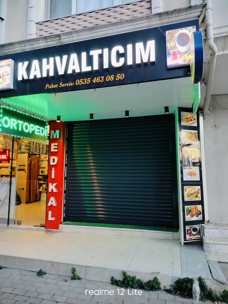 Ticari işyeri siyah otomatik kepenk, gece çekimi